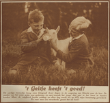 872733 Afbeelding van twee jongetjes die een geitje de fles geven, op een onbekende locatie in de omgeving van de stad ...